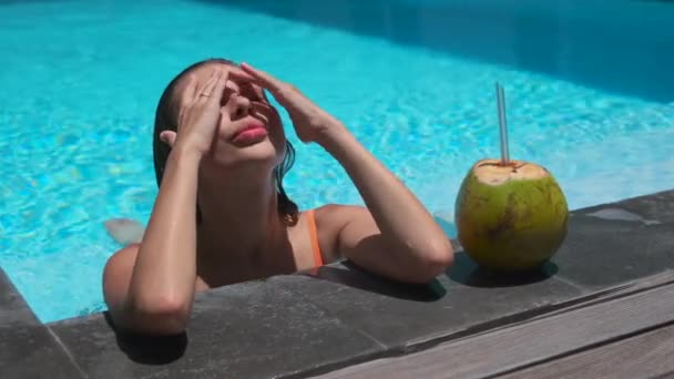 vacanza estiva in resort, donna in piscina - Filmati, video