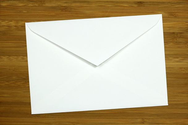 Valkoinen kirjekuori puupohjalla
 - Valokuva, kuva