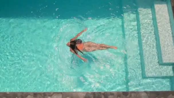 woman is swimming in open pool - Záběry, video