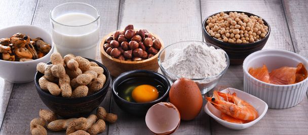 Composición con alérgenos alimentarios comunes, incluidos huevo, leche, soja, cacahuetes, avellanas, pescado, mariscos y harina de trigo - Foto, imagen