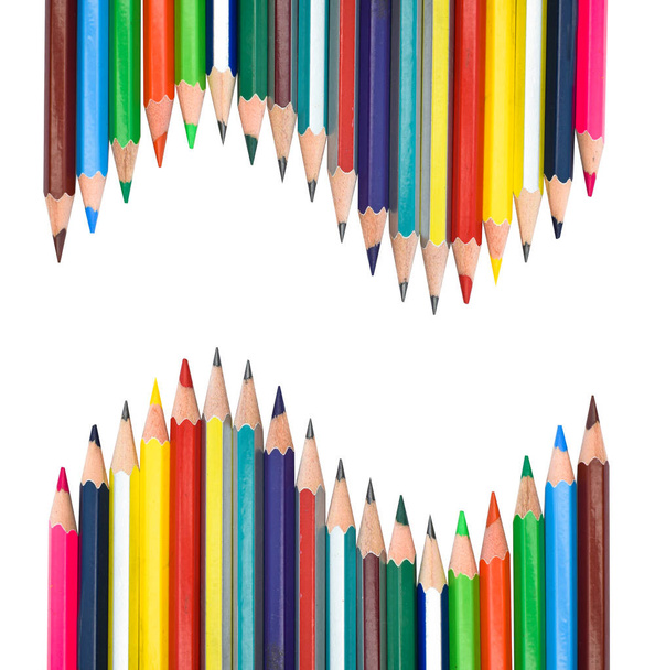 Dos filas de lápiz lápiz de madera de diferentes colores frente a cada una sobre un fondo de papel blanco
 - Foto, imagen