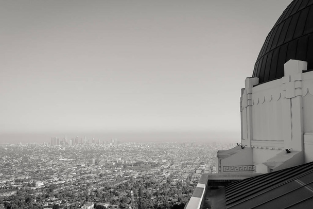Černobílý obraz Griffithovy observatoře v Hollywoodu v Los Angeles, pohled na nápis dalekohledu - Fotografie, Obrázek
