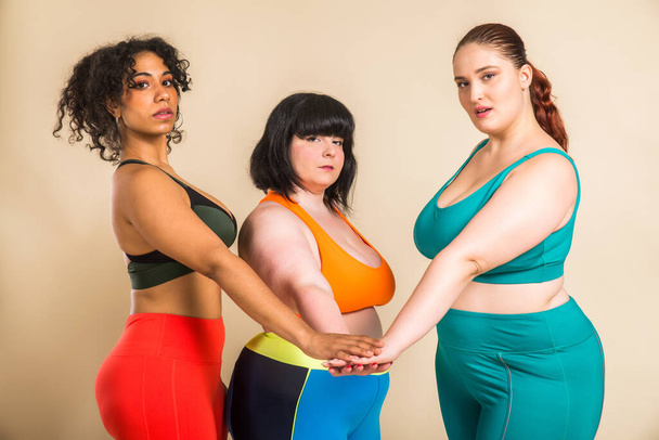 Group of 3 oversize women posing in studio - Beautiful girls accepting body imperfection, beauty shots in studio - Concepts about body acceptance, body positivity and diversity - Zdjęcie, obraz