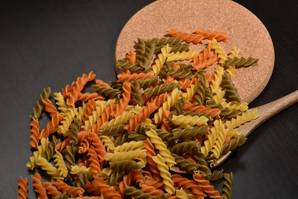 Drie kleuren Rotini Pasta. Twisted gekleurde pasta in Italië. - Foto, afbeelding