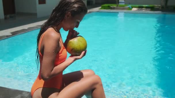 Üdítő itallal és úszással nyáron a medencében - Felvétel, videó