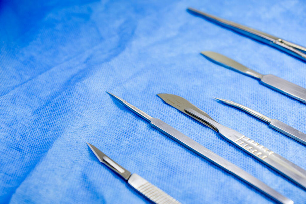 Trousse de dissection - Outils en acier inoxydable de qualité supérieure pour étudiants en médecine, instruments et équipement chirurgicaux. - Photo, image
