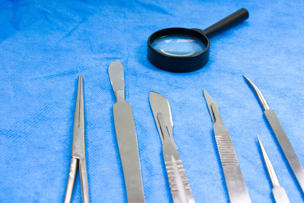Sezierset - hochwertige Edelstahl-Werkzeuge für Medizinstudenten, chirurgische Instrumente und Geräte. - Foto, Bild