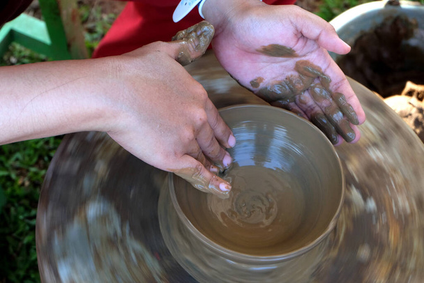 Tradiční proces výroby hliněných výrobků z čerstvé vlhké hlíny na keramickém kole. - Fotografie, Obrázek