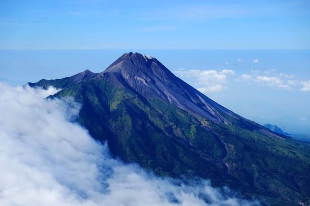 Gipfel des Vulkans Merapi in Yogyakarta, Blick vom Merbabu-Berg, Magelang, Zentraljava, Indonesien. - Foto, Bild