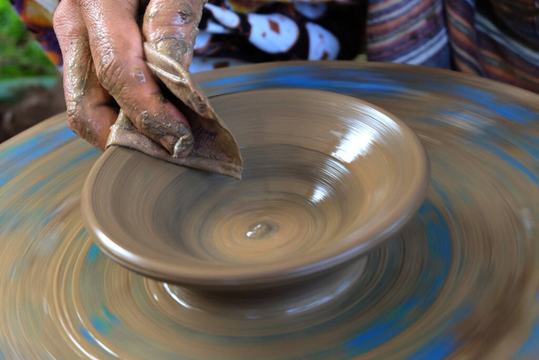 Processo tradizionale di fabbricazione di terracotta da argilla fresca umida su ruota di ceramica. - Foto, immagini