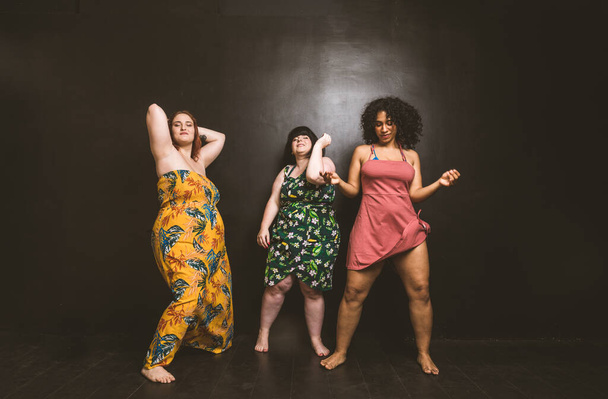 Group of 3 oversize women posing in studio - Beautiful girls accepting body imperfection, beauty shots in studio - Concepts about body acceptance, body positivity and diversity - Fotografie, Obrázek