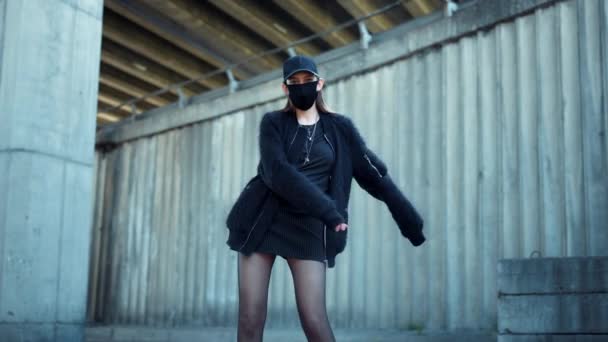 Κορίτσι που χορεύει στην οδό Σίτυ. Γυναίκα με μάσκα προσώπου κατά τη διάρκεια διαμαρτυρίας στο δρόμο - Πλάνα, βίντεο