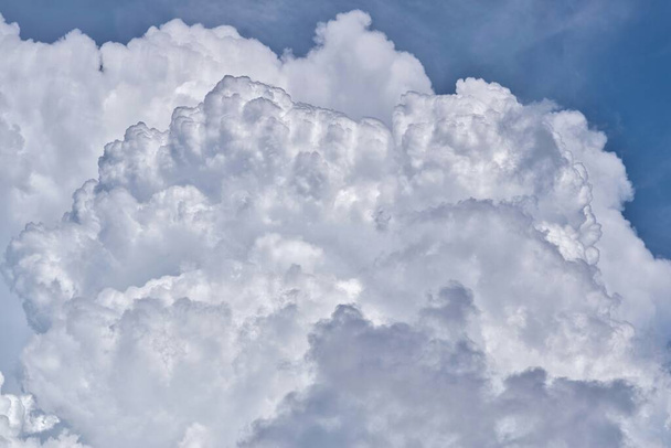 Буксирування кумульських хмар, що формуються в небі до настання грози в тропічному кліматі
. - Фото, зображення