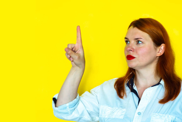 Portret van roodharige meisje op gele achtergrond, kopieer ruimte - Foto, afbeelding
