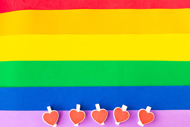 LGBTQ renk bayrağı üzerindeki dekoratif kalpler, üst görünüm, boşluk kopyala - Fotoğraf, Görsel