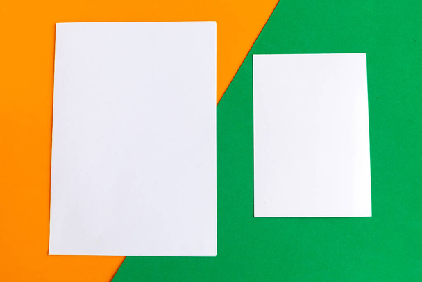 Dvě bílá maketa mezery na geometrickém oranžovém a zeleném pozadí. Kopírovat místo pro text.  - Fotografie, Obrázek