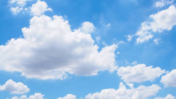 Ясное голубое небо и пушистые белые облака с копировальным пространством для дизайна - Фото, изображение