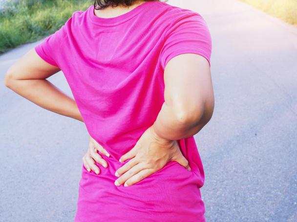 Γυναίκες που υποφέρουν από χρόνιο πόνο στην πλάτη. Σοβαρή φλεγμονή των μυών Οσφυϊκή δισκοκήλη. - Φωτογραφία, εικόνα