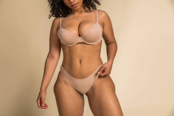 Pretty oversize woman posing in studio - Beautiful girl accepting her body imperfection, beauty shot in studio - Concepts about body acceptance, body positivity and diversity - Foto, Imagem