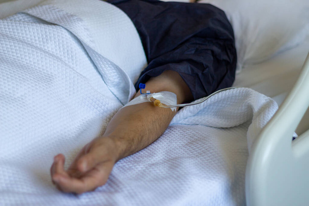 Férfi beteg egy szérummal a kórházban - Fotó, kép
