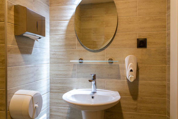 Lavadoras de manos lavabo público vista interior
 - Foto, Imagen