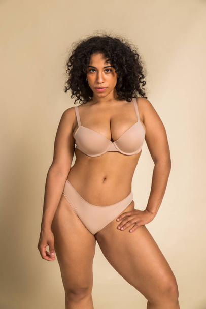 Pretty oversize woman posing in studio - Beautiful girl accepting her body imperfection, beauty shot in studio - Concepts about body acceptance, body positivity and diversity - Zdjęcie, obraz