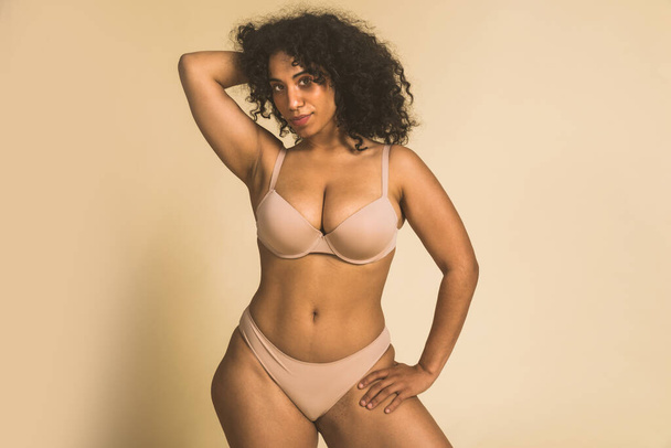 Pretty oversize woman posing in studio - Beautiful girl accepting her body imperfection, beauty shot in studio - Concepts about body acceptance, body positivity and diversity - 写真・画像