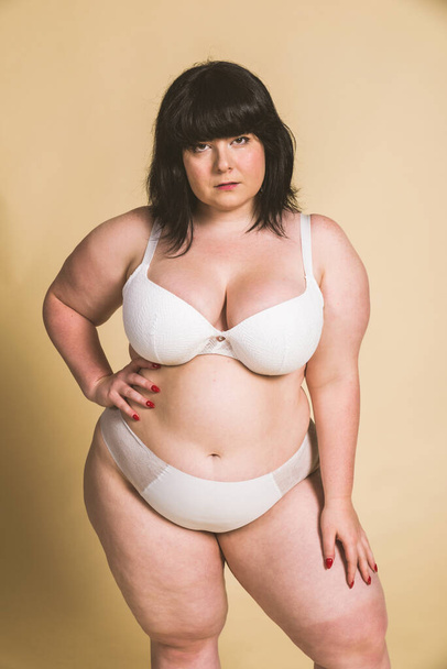 Pretty oversize woman posing in studio - Beautiful girl accepting her body imperfection, beauty shot in studio - Concepts about body acceptance, body positivity and diversity - Foto, afbeelding