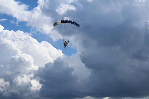 形成スカイダイビング。スカイダイバーのグループが訓練を受けて空を飛んでいる. - 写真・画像
