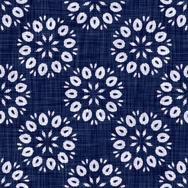 Indigo μπλε λουλούδι μπλοκ εκτύπωσης damask βαμμένο φόντο υφή. Απρόσκοπτη υφαντή ιαπωνική επανάληψη μπατίκ μοτίβο Swatch. Ανθοκομικό οργανικό ύφασμα τυπωμένο σε μπλοκ. Ασιατικό σε όλο το ύφασμα.  - Φωτογραφία, εικόνα