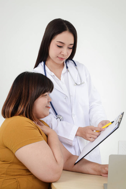 Las mujeres médicas realizan tratamiento y examinan los síntomas de las mujeres obesas. Riesgo de obesidad y diabetes. Concepto de pérdida de peso Para una buena salud - Foto, Imagen