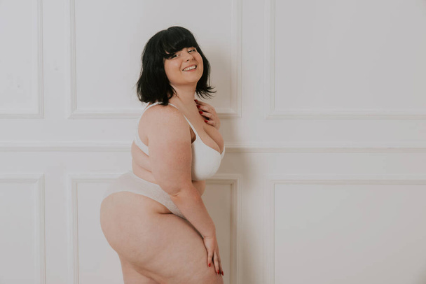 Pretty oversize woman posing in studio - Beautiful girl accepting her body imperfection, beauty shot in studio - Concepts about body acceptance, body positivity and diversity - Foto, imagen