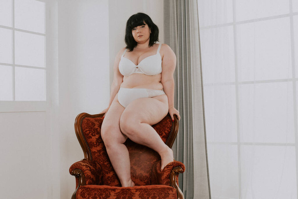 Pretty oversize woman posing in studio - Beautiful girl accepting her body imperfection, beauty shot in studio - Concepts about body acceptance, body positivity and diversity - Fotoğraf, Görsel