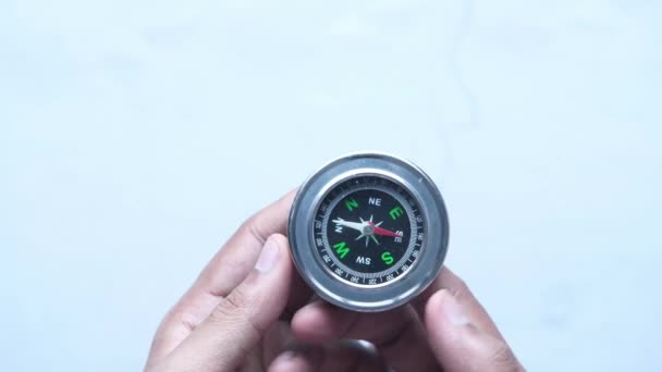 kompas trzymający dłoń na białym tle - Materiał filmowy, wideo