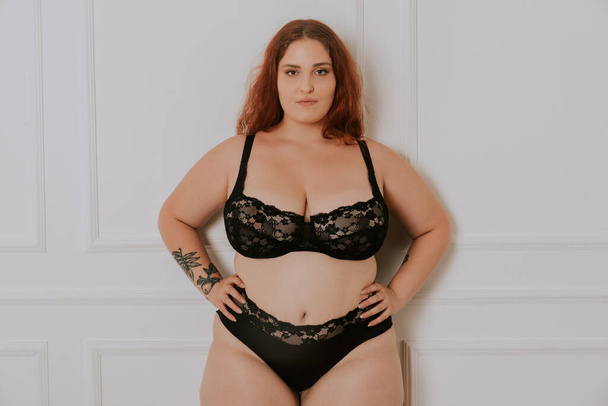 Pretty oversize woman posing in studio - Beautiful girl accepting her body imperfection, beauty shot in studio - Concepts about body acceptance, body positivity and diversity - Fotó, kép