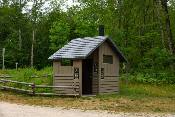 Toilettenanlage im State Park. Huron Manistee National Forest, Michigan, USA - Foto, Bild