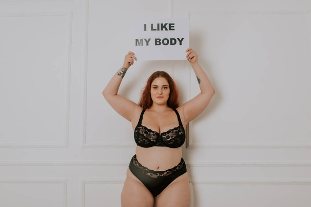 Pretty oversize woman posing in studio - Beautiful girl accepting her body imperfection, beauty shot in studio - Concepts about body acceptance, body positivity and diversity - Foto, Bild
