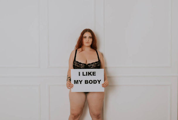 Pretty oversize woman posing in studio - Beautiful girl accepting her body imperfection, beauty shot in studio - Concepts about body acceptance, body positivity and diversity - Foto, Imagem