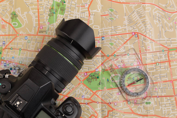 profesionální fotoaparát na mapě s kompasem, cestovní fotograf - Fotografie, Obrázek