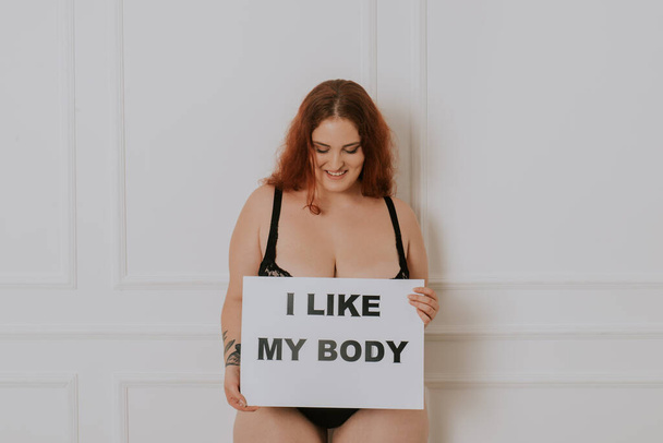 Pretty oversize woman posing in studio - Beautiful girl accepting her body imperfection, beauty shot in studio - Concepts about body acceptance, body positivity and diversity - Fotoğraf, Görsel