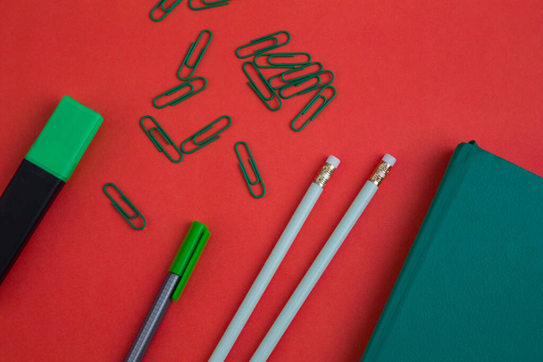 олівці, кліпи, книга, маркери та офісні об'єкти на кольоровому фоні, веселощі
 - Фото, зображення