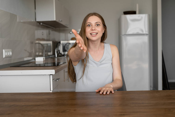 Testa girato di bella donna dai capelli lunghi esagerare in webcam chat mentre seduto in cucina da solo. Laptop, concetto di tecnologia. comunicazione online - Foto, immagini