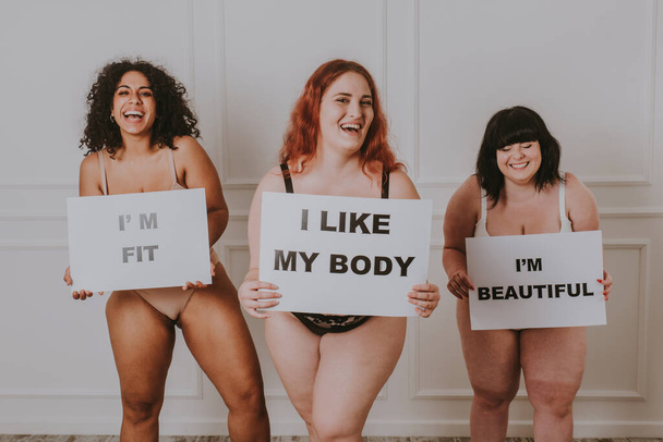 Group of 3 oversize women posing in studio - Beautiful girls accepting body imperfection, beauty shots in studio - Concepts about body acceptance, body positivity and diversity - Foto, Bild