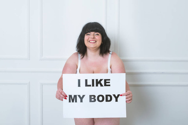 Pretty oversize woman posing in studio - Beautiful girl accepting her body imperfection, beauty shot in studio - Concepts about body acceptance, body positivity and diversity - Foto, immagini