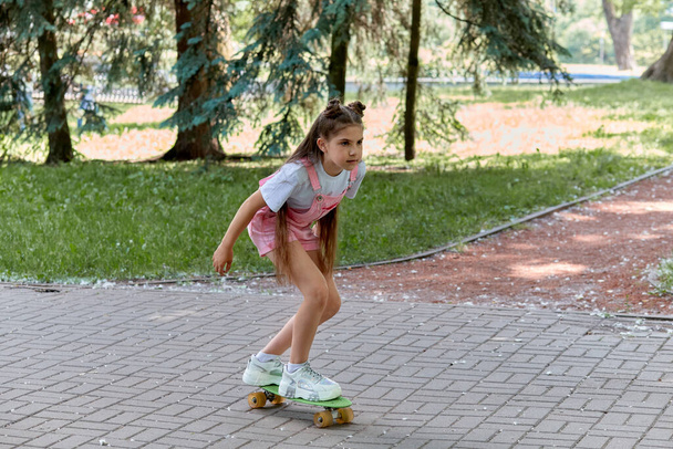 Um passatempo excitante é andar de skate. Menina e skate. Estilo de vida desportivo
. - Foto, Imagem