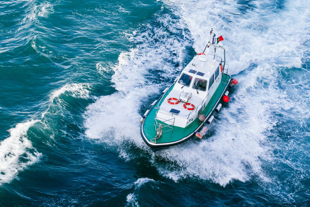 Piccola barca pilota in avvicinamento per sbarcare vicino a un porto portoghese - Foto, immagini