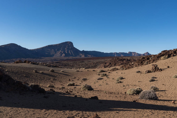 Марсианский пейзаж на восточных склонах Монтаны Бланка Mirador las Minas de San Jose с Тейде Монте на заднем плане. Национальный парк Тейде, Тенерифе, Канарские острова, Испания - Фото, изображение