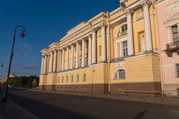 Venäjän federaation perustuslakituomioistuimen ja presidentin kirjaston rakentaminen. Pietarin meriministeriön rantakatu - Valokuva, kuva