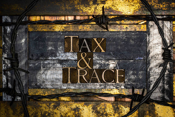 Tax and Trace κείμενο που σχηματίζεται με πραγματικά αυθεντικά δακτυλογραφημένα γράμματα σε vintage υφή ασημί grunge χαλκού και χρυσό φόντο - Φωτογραφία, εικόνα