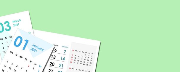 Tarjetas de calendario apiladas sobre fondo verde pastel. Ilustración con un calendario y espacio libre para tus gráficos o inscripciones. Vista desde arriba. Composición plana
.  - Foto, imagen